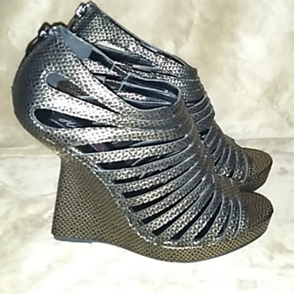 NWOT: Heart & Soul Black & Gold Wedge Sandals